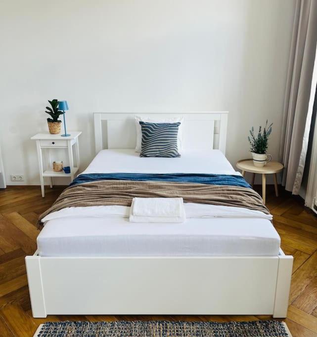 Modernes Design Apartment Вена Экстерьер фото